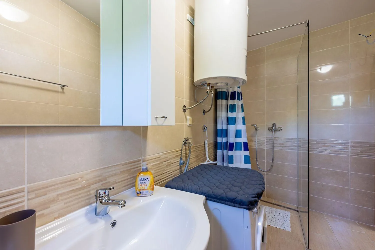 Schoene Ferienwohnung Mit Pool Und Spielplatz Fuer Kinder 布里比尔