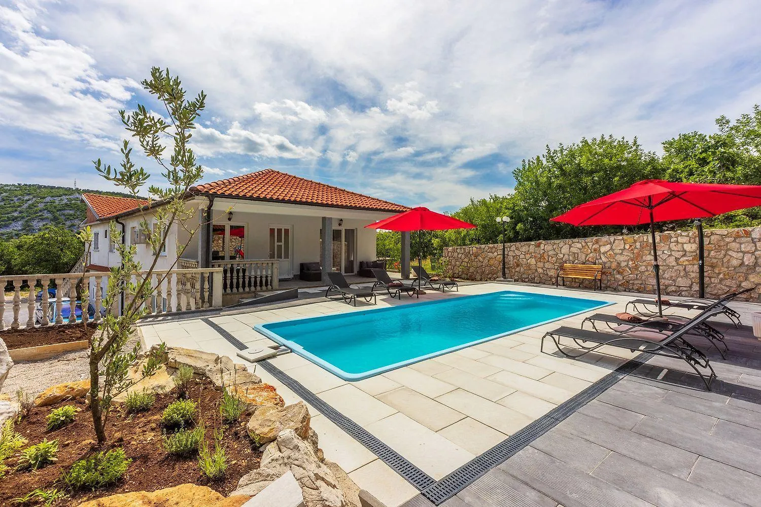 Schoene Ferienwohnung Mit Pool Und Spielplatz Fuer Kinder 布里比尔