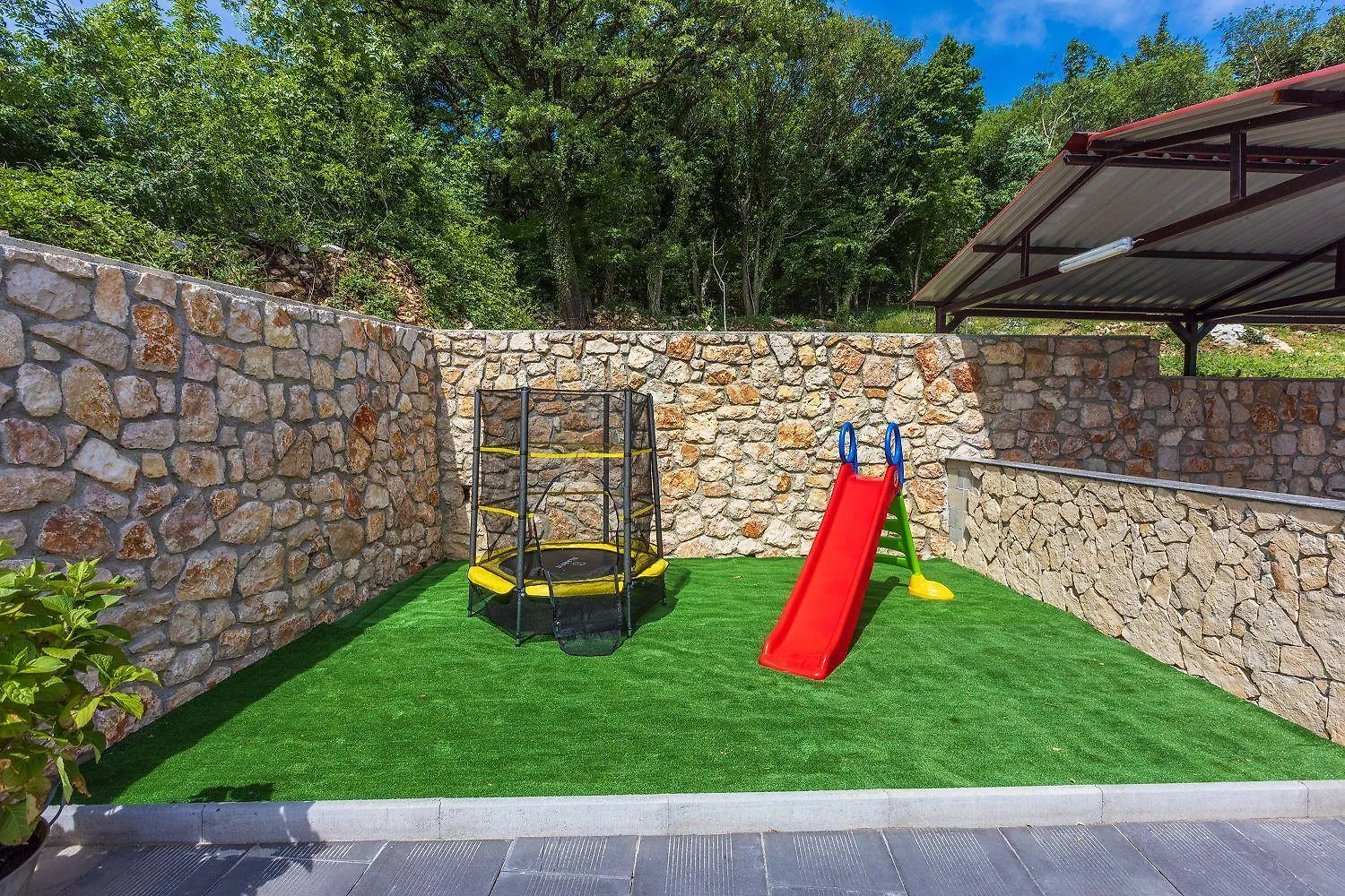 Schoene Ferienwohnung Mit Pool Und Spielplatz Fuer Kinder 布里比尔 公寓