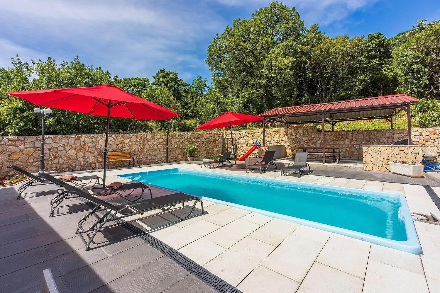 Schoene Ferienwohnung Mit Pool Und Spielplatz Fuer Kinder 布里比尔