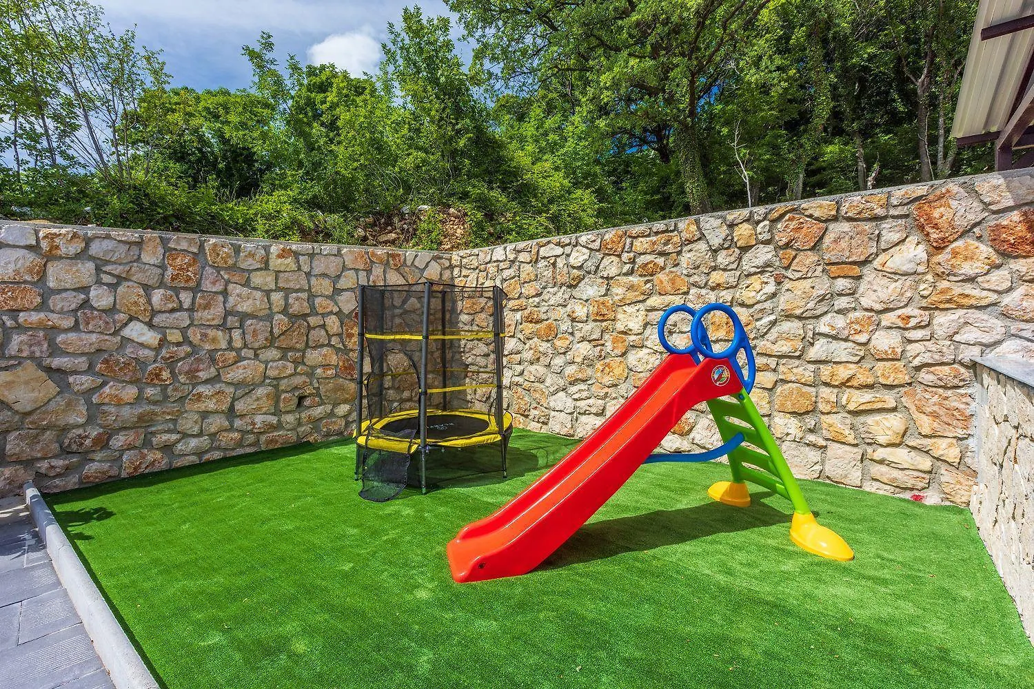 Schoene Ferienwohnung Mit Pool Und Spielplatz Fuer Kinder 布里比尔